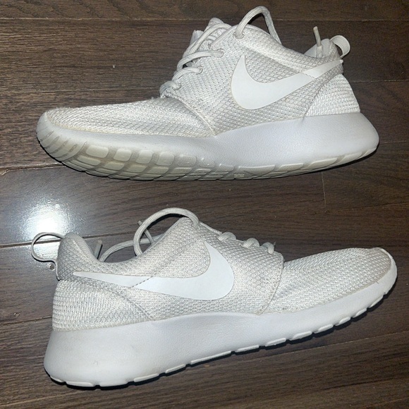 Women’s Classic Nike All White Roshe Run Shoes Size 7 - Picture 2 of 8